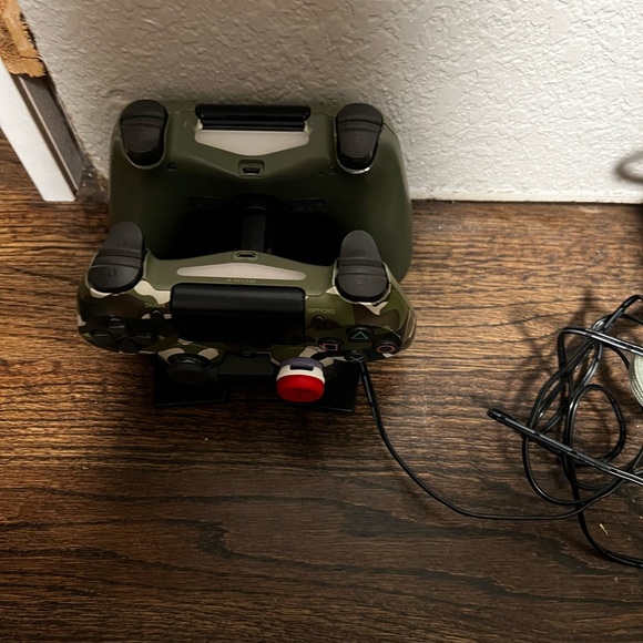 Camo ps4, 2 controllers, and 1 controller charging station, cables to connect tv - Picture 2 of 3